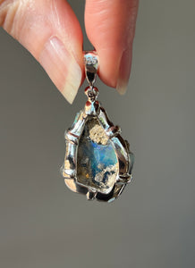 Ethiopian Opal pendant with superior flash - 14.1 carats