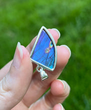 Load image into Gallery viewer, Top quality Neon Blue and Purple Spectrolite Labradorite pendant