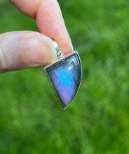 Load image into Gallery viewer, Top quality Neon Blue and Purple Spectrolite Labradorite pendant