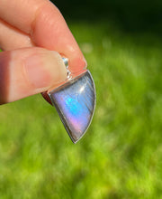 Load image into Gallery viewer, Top quality Neon Blue and Purple Spectrolite Labradorite pendant