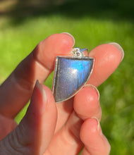 Load image into Gallery viewer, Top quality Neon Blue and Purple Spectrolite Labradorite pendant