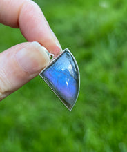 Load image into Gallery viewer, Top quality Neon Blue and Purple Spectrolite Labradorite pendant