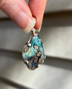 Ethiopian Opal pendant with superior flash - 14.1 carats