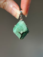 Load image into Gallery viewer, Natural Emerald pendant