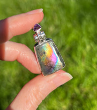 Load image into Gallery viewer, Top quality Spectrolite Labradorite pendant with trillion cut Amethyst - one of a kind