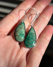 Load image into Gallery viewer, Emerald drop earrings