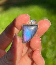 Load image into Gallery viewer, Top quality Neon Blue and Purple Spectrolite Labradorite pendant