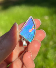 Load image into Gallery viewer, Top quality Neon Blue and Purple Spectrolite Labradorite pendant