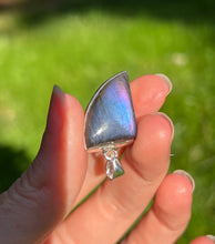 Load image into Gallery viewer, Top quality Neon Blue and Purple Spectrolite Labradorite pendant