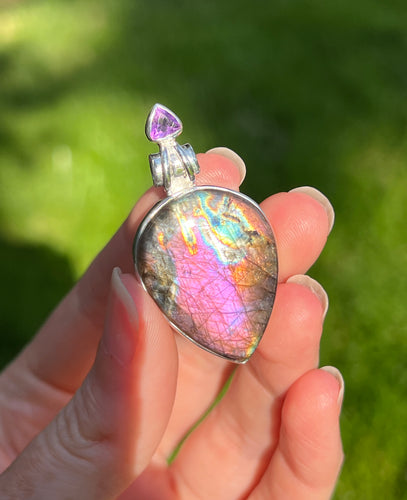 Top quality Neon colored Spectrolite Labradorite pendant with trillion cut Amethyst