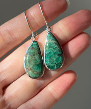 Load image into Gallery viewer, Emerald drop earrings