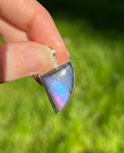 Load image into Gallery viewer, Top quality Neon Blue and Purple Spectrolite Labradorite pendant