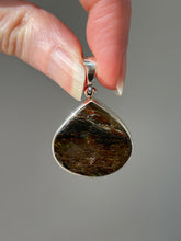 Load image into Gallery viewer, Sparkling Ammolite pendant