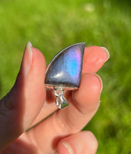 Load image into Gallery viewer, Top quality Neon Blue and Purple Spectrolite Labradorite pendant