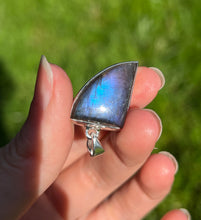 Load image into Gallery viewer, Top quality Neon Blue and Purple Spectrolite Labradorite pendant