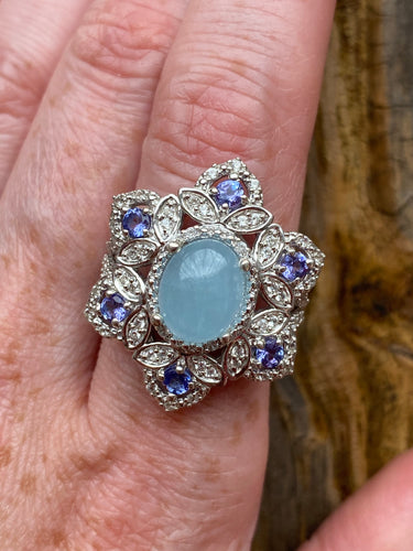 Stunning Aquamarine cabochon and Tanzanite rounds ring